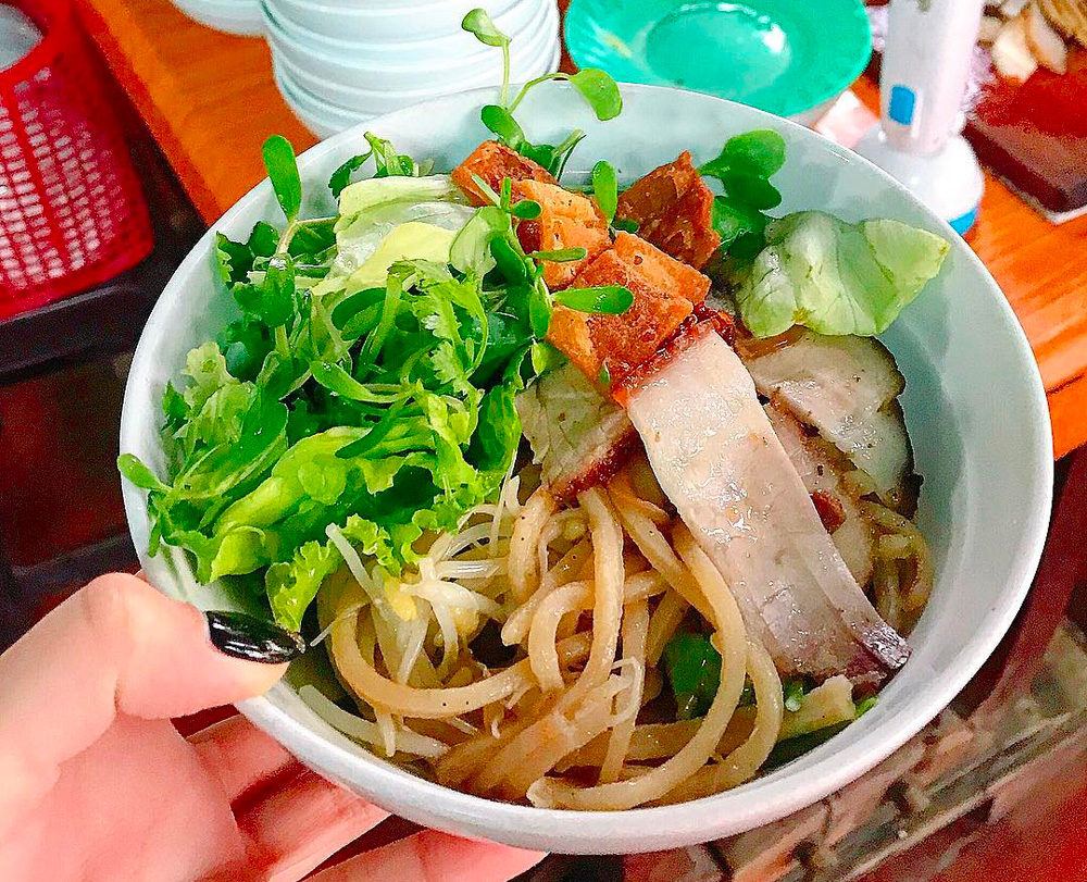 A colorful plate of Hoi An street food, like cao lau