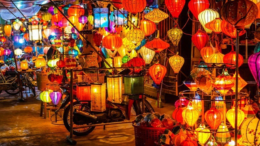 Hoi-An-Night-Market-with-lanterns-and-stalls