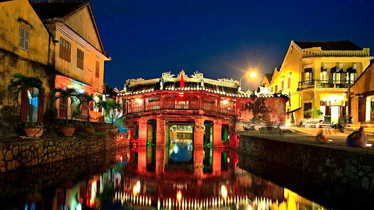 Hoi-An-night-view-with-Japanese-Bridge-and-lanterns