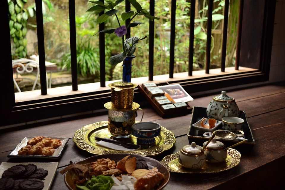 Reaching Out Tea House Ambiance