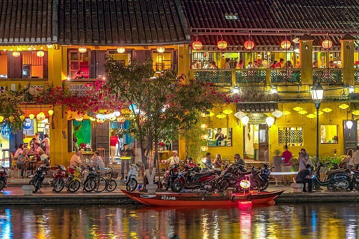Vibrant-Hoi-An-lanterns-at-night