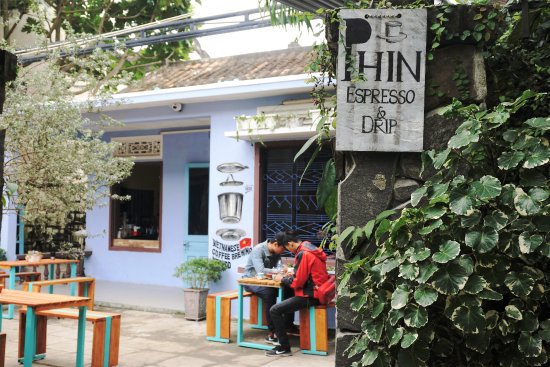 Serene garden cafe in a family home alley of Hoi An