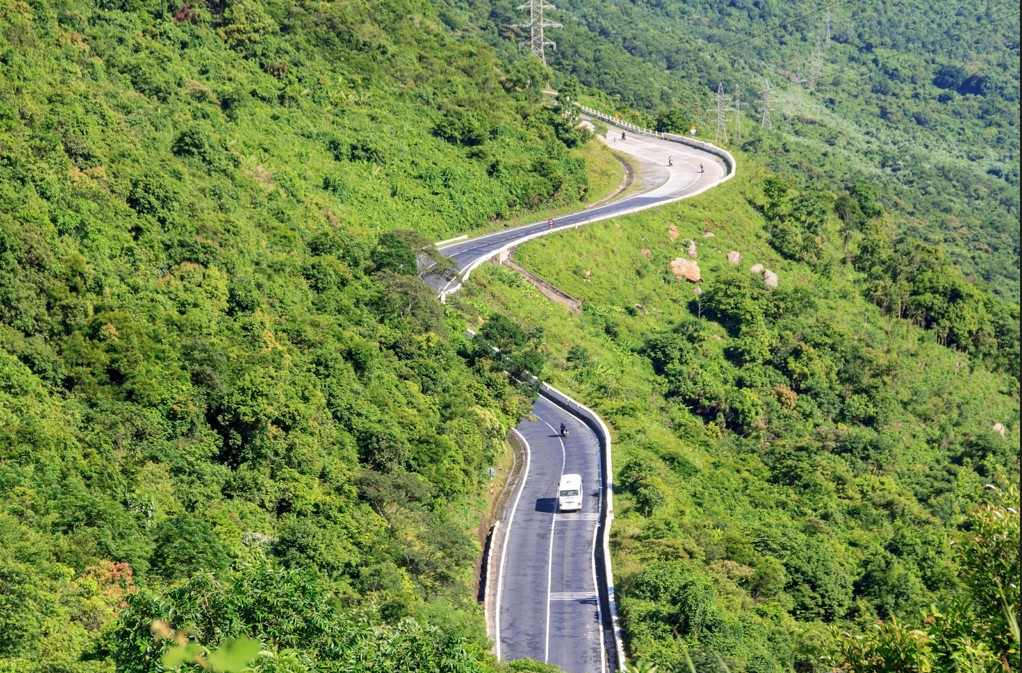 Scenic Hai Van Pass motorbike route Vietnam